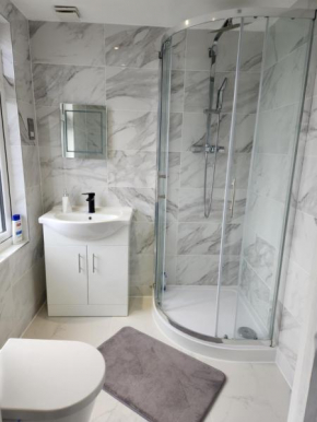 12 Minutes to Central London Kings Cross, 6 minutes walks to the train station - Free parking 3 bed 2 bath fully refurbished flat NO PARTY OR GATHERING ALLOWED